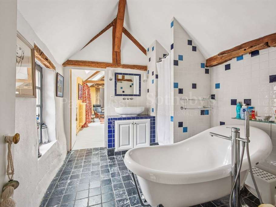 découvrez nos services professionnels de rénovation de salle de bain à montfort-l'amaury. transformez votre espace avec des solutions modernes et personnalisées.