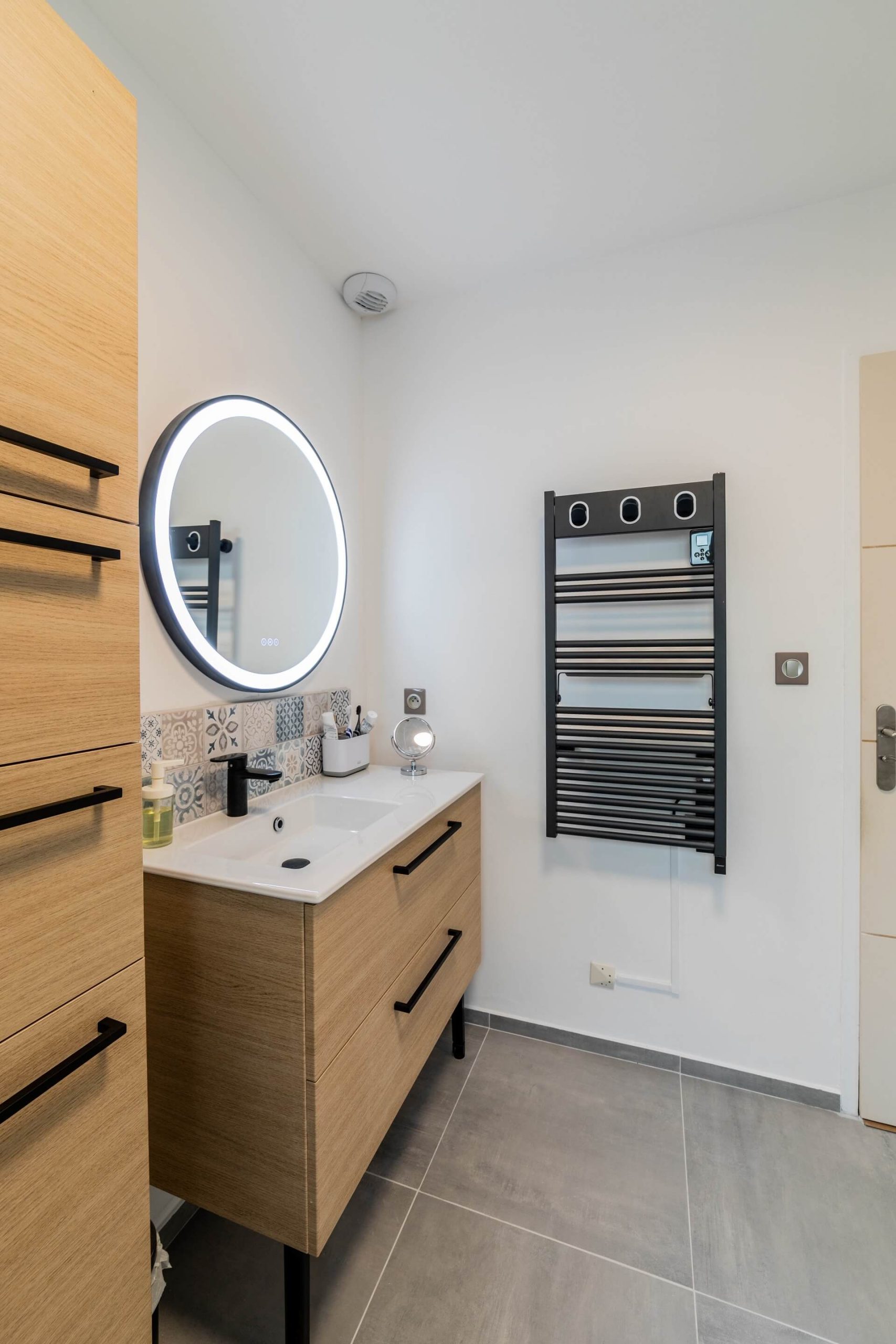 confiez la rénovation de votre salle de bain à nos experts pour un résultat moderne, fonctionnel et de qualité. devis personnalisé et conseils professionnels.