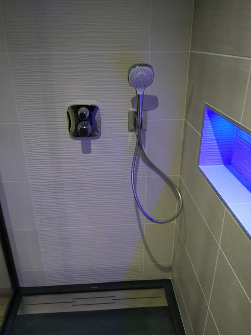 expert en rénovation de salle de bain à paris et brest, nous transformons votre espace avec qualité et savoir-faire pour un résultat moderne et fonctionnel.