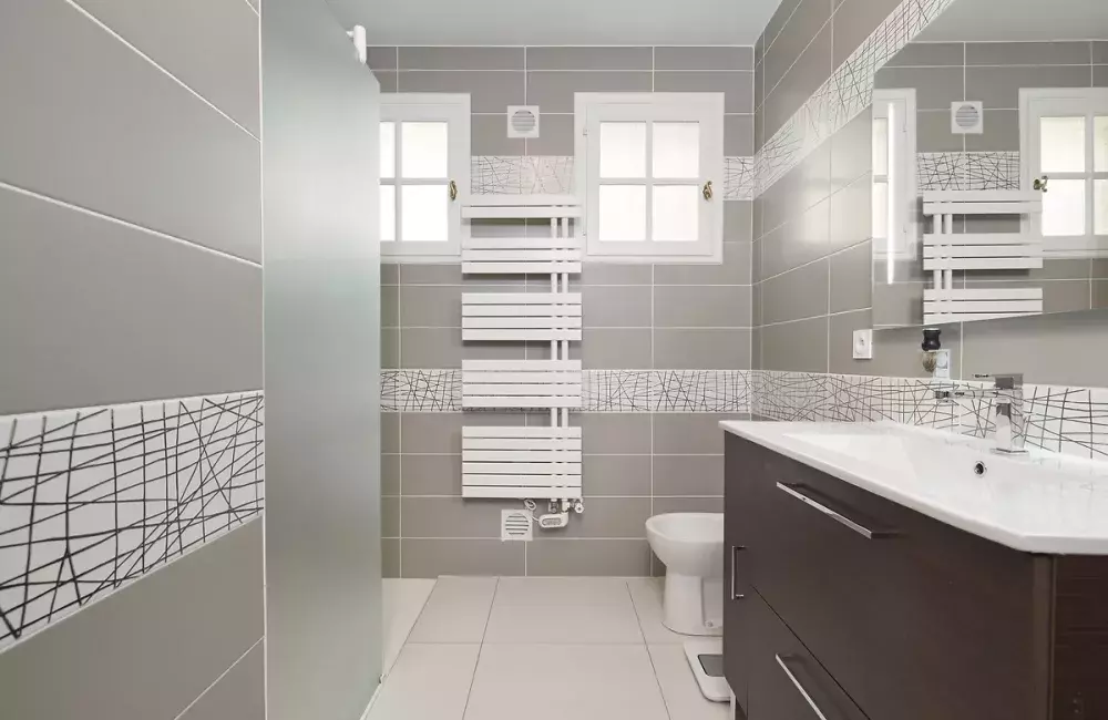 découvrez la partie 8 de notre guide complet sur la rénovation de salle de bain, avec des conseils pratiques et des astuces pour transformer votre espace en un lieu confortable et moderne.