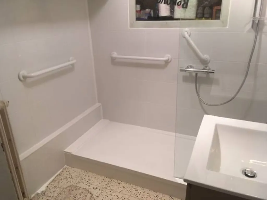 découvrez nos services de rénovation salle de bain pas cher à paris, alliant qualité et prix abordables pour transformer votre espace en un lieu moderne et fonctionnel.