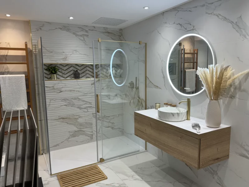 découvrez notre service de rénovation de salle de bain sur-mesure à forges 77130. transformez votre espace avec des solutions personnalisées, alliant design, fonctionnalité et qualité.