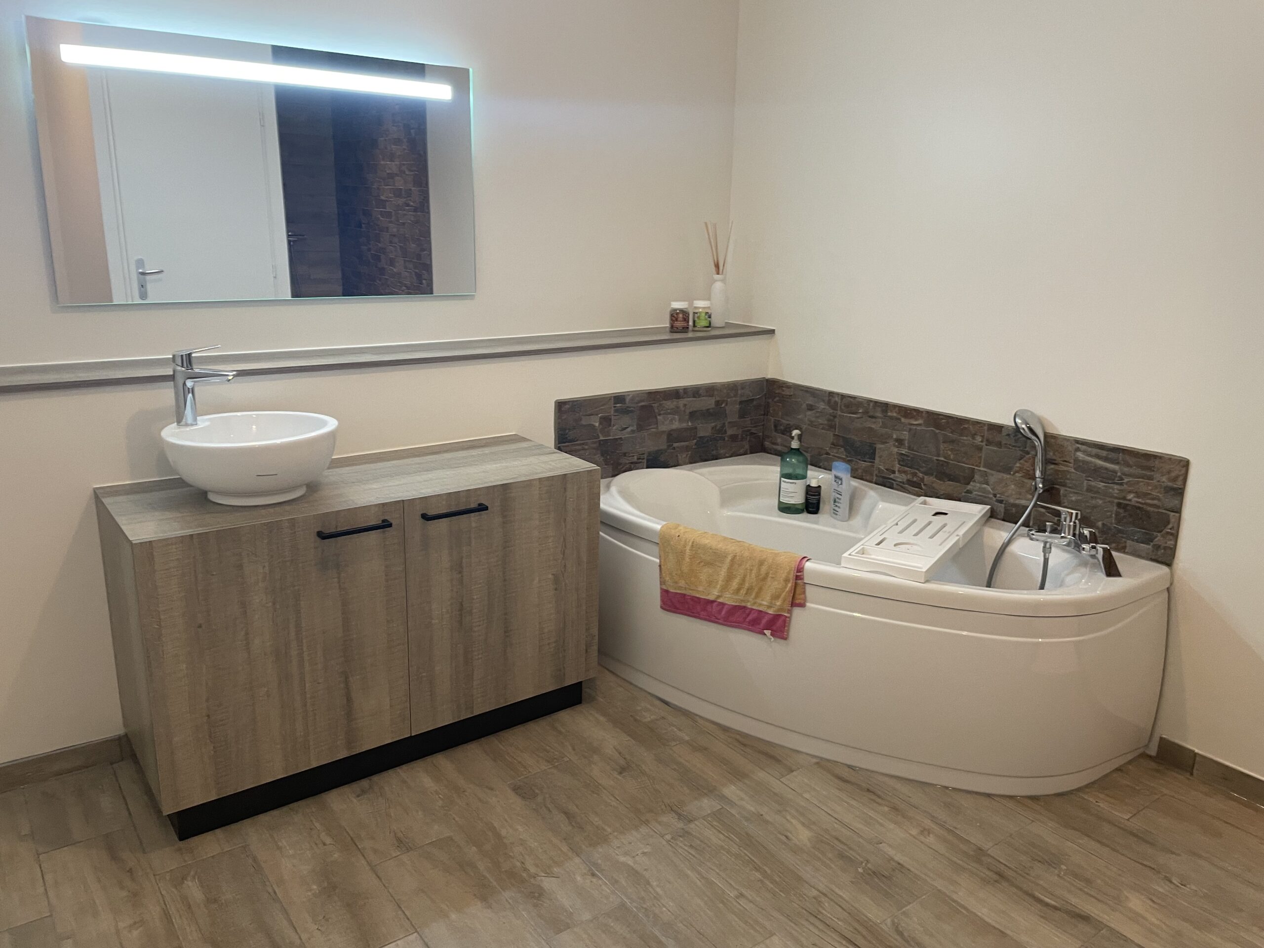 découvrez notre service de rénovation de salle de bain sur-mesure à villeneuve-le-roi, alliant qualité, design et savoir-faire pour un espace unique et fonctionnel.