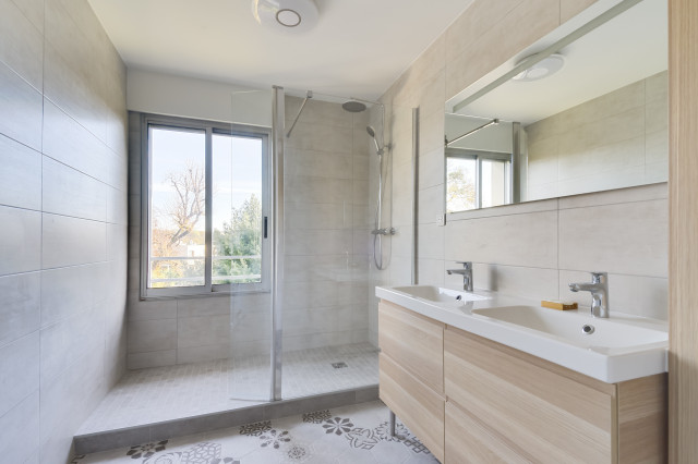 découvrez nos solutions de rénovation de salle de bains pour un espace moderne, fonctionnel et élégant. transformez votre salle de bains avec des matériaux de qualité et un design personnalisé.