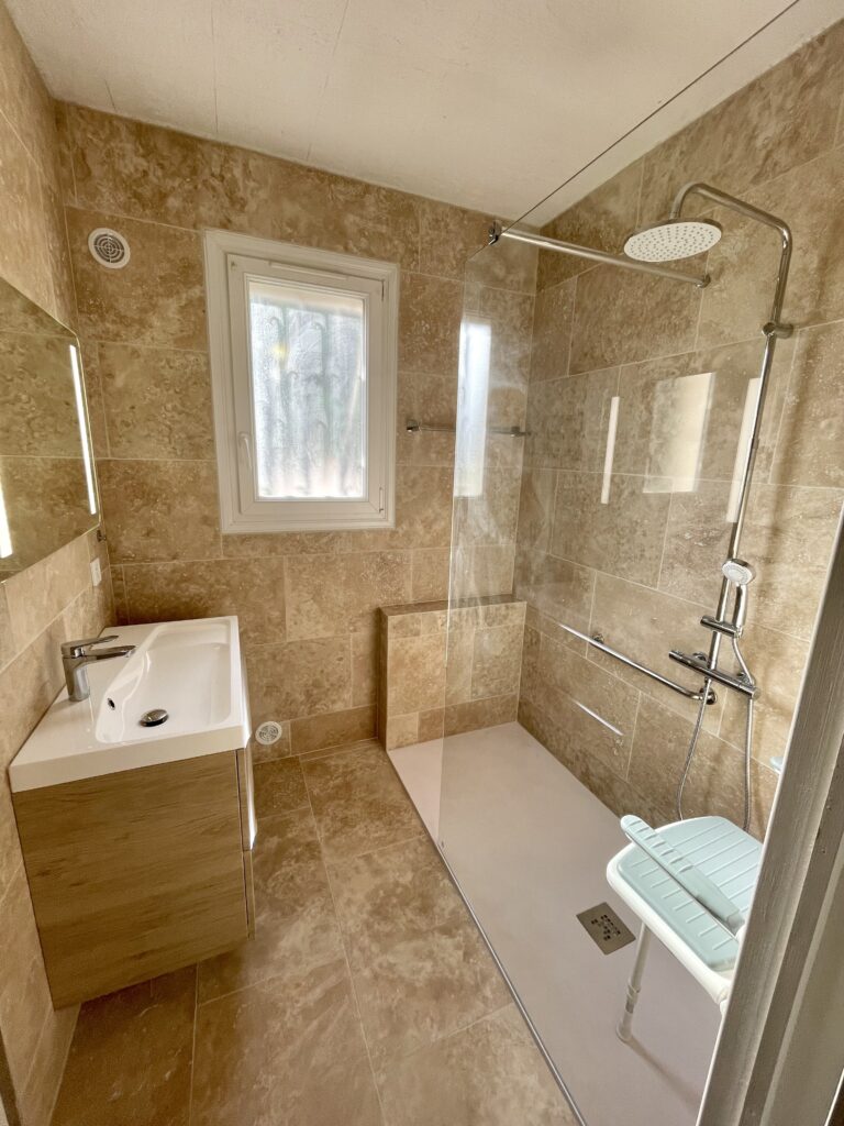 expert en rénovation de salle de bains à grandpuits-bailly-carrois, nous transformons votre espace avec qualité et savoir-faire pour un intérieur moderne et fonctionnel.