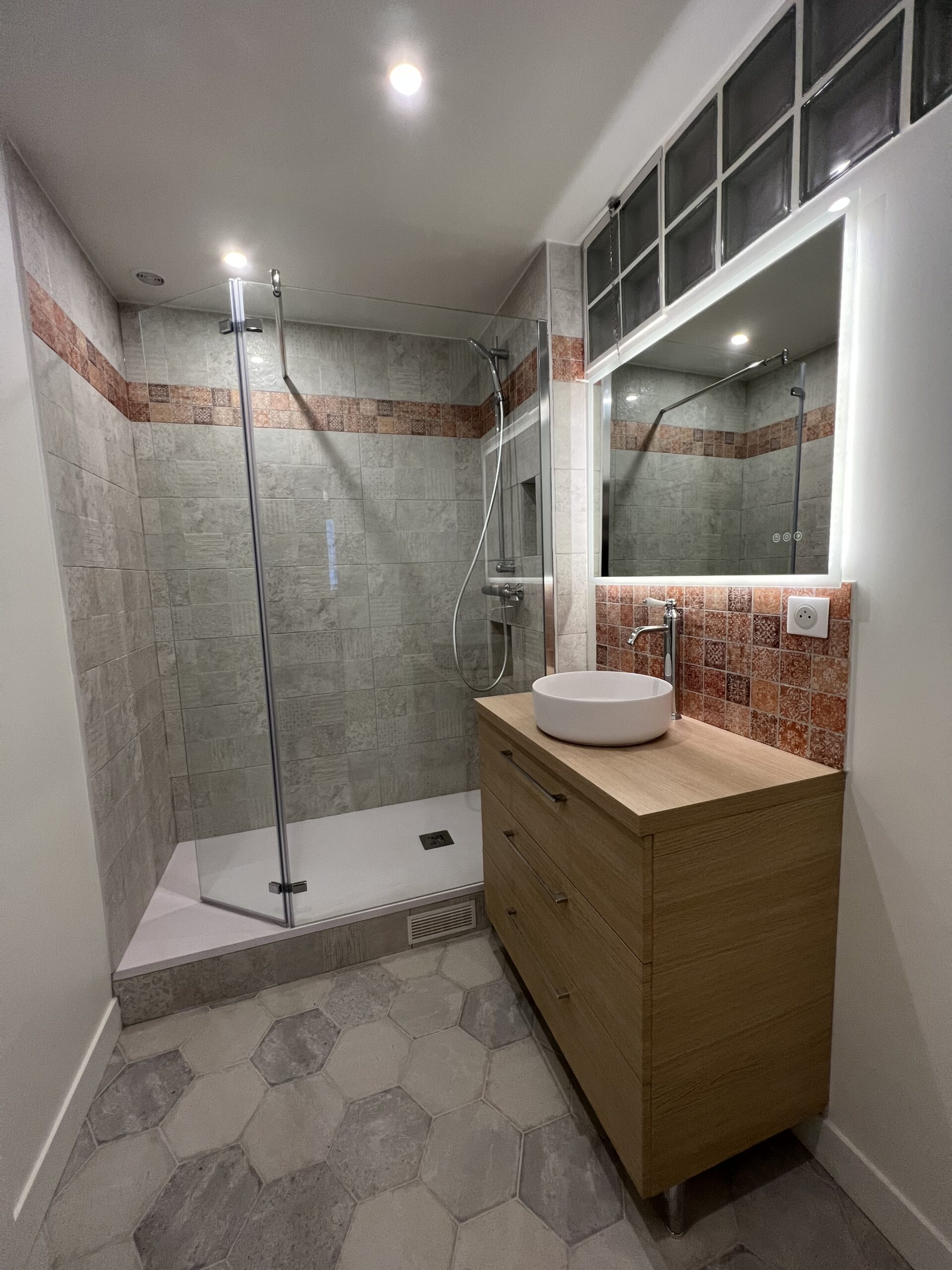 découvrez nos services de rénovation de salle de bains à paris 75001 en 2025. transformez votre espace avec des experts locaux, design moderne et qualité garantie.