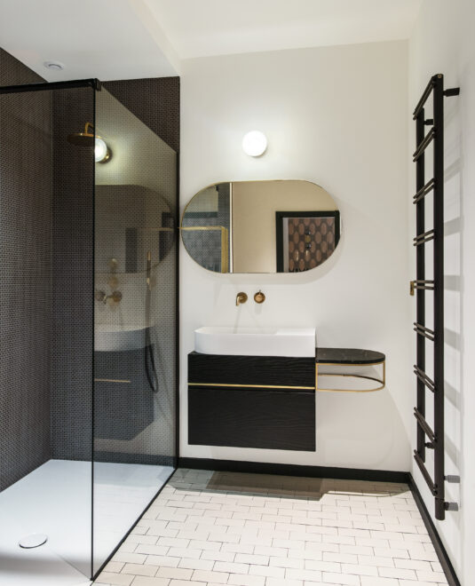 découvrez nos solutions de rénovation pour une salle d'eau de 4m2, optimisez l'espace et modernisez votre salle de bain avec style et fonctionnalité.