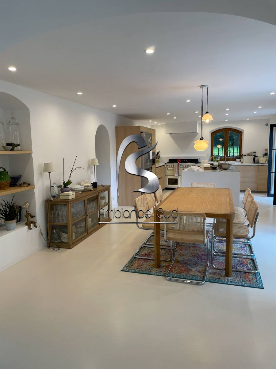 découvrez nos solutions de rénovation de sols en béton ciré pour un intérieur moderne et durable. expertise professionnelle et finitions de qualité.