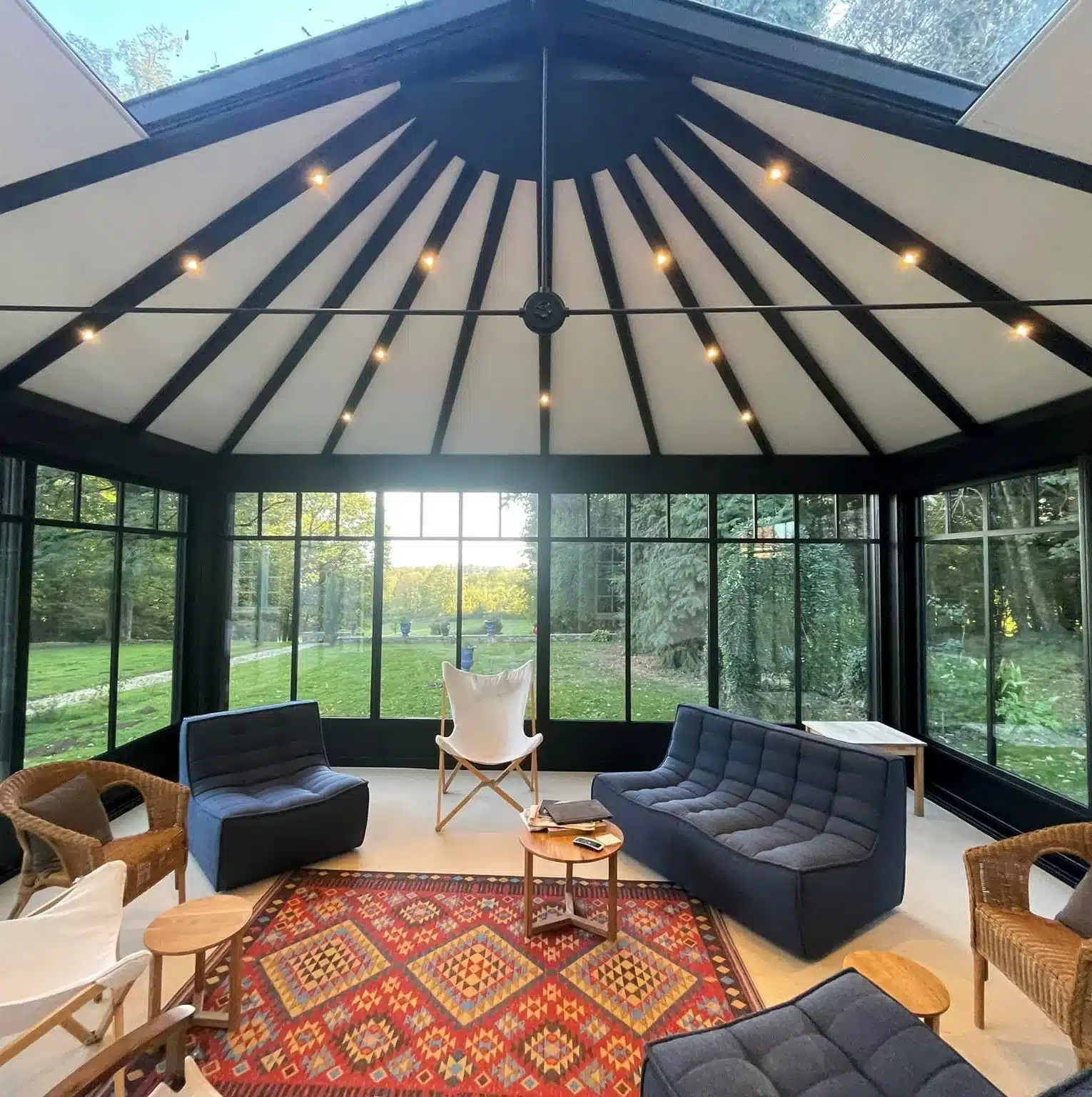 découvrez nos solutions professionnelles pour la rénovation du sol de votre véranda, alliant esthétique et durabilité pour un espace lumineux et confortable.