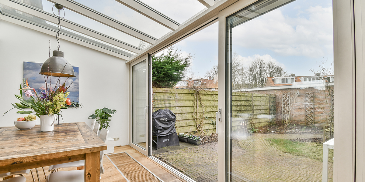 découvrez nos solutions de rénovation pour le sol de votre véranda, alliant esthétique et durabilité pour un espace lumineux et chaleureux.