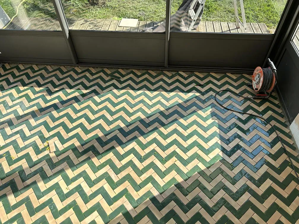 découvrez nos solutions professionnelles pour la rénovation du sol de votre véranda, alliant esthétique et durabilité pour un espace convivial et lumineux.