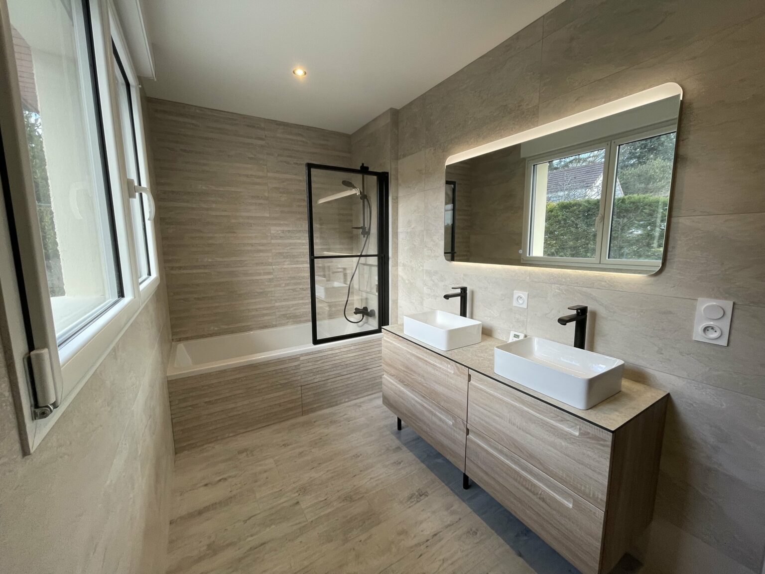 spécialistes de la rénovation sur mesure de salle de bain à vaujours, nous transformons votre espace avec expertise et design personnalisé pour un résultat unique.
