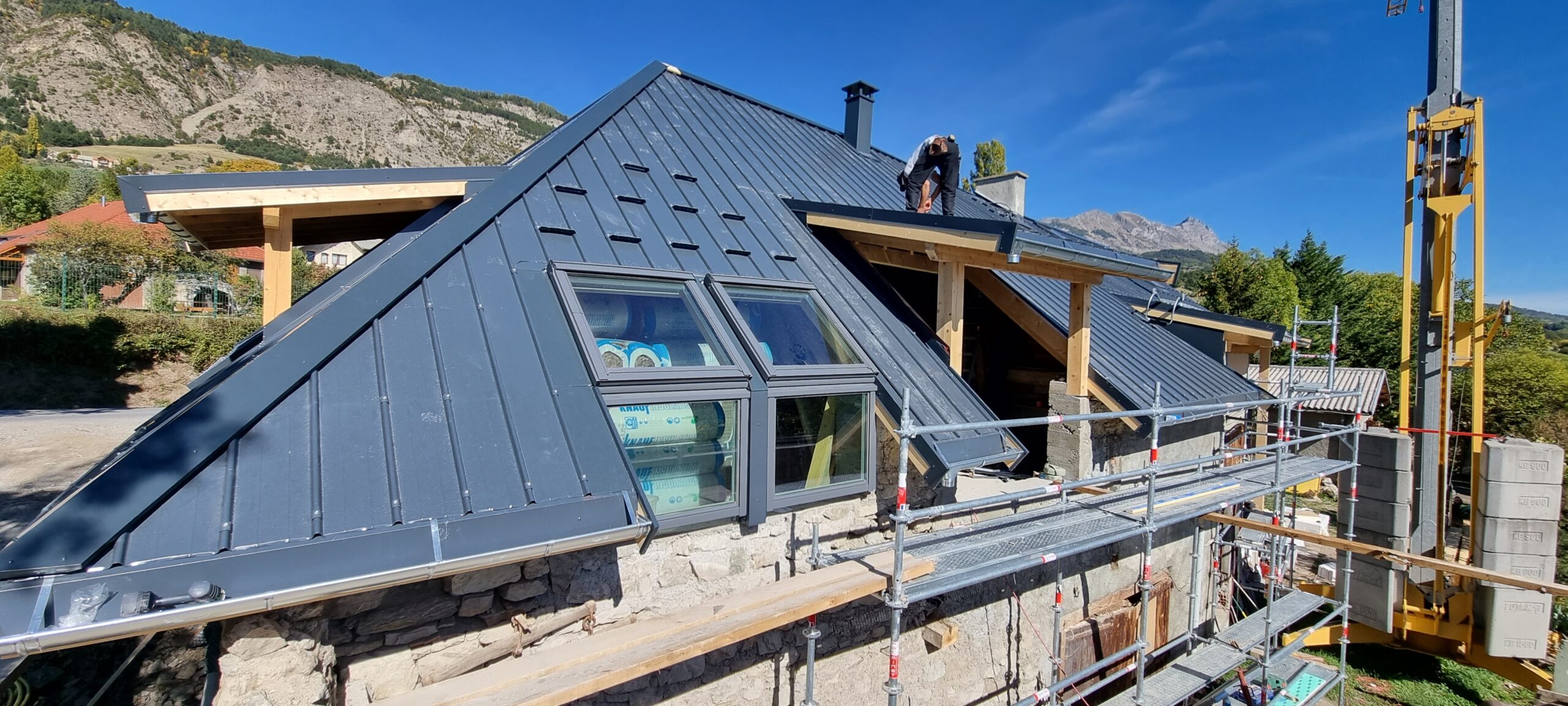 expert en rénovation de toiture de grange, nous assurons la réparation, l'isolation et la restauration pour préserver votre bâtiment ancien avec qualité et durabilité.