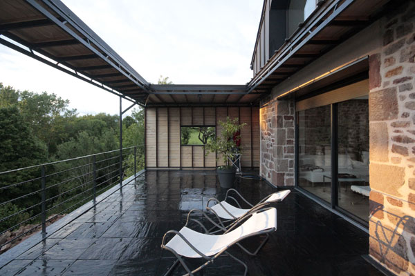 expert en rénovation de toiture de grange, nous restaurons votre toit avec des matériaux durables pour protéger et valoriser votre bâtisse ancienne.