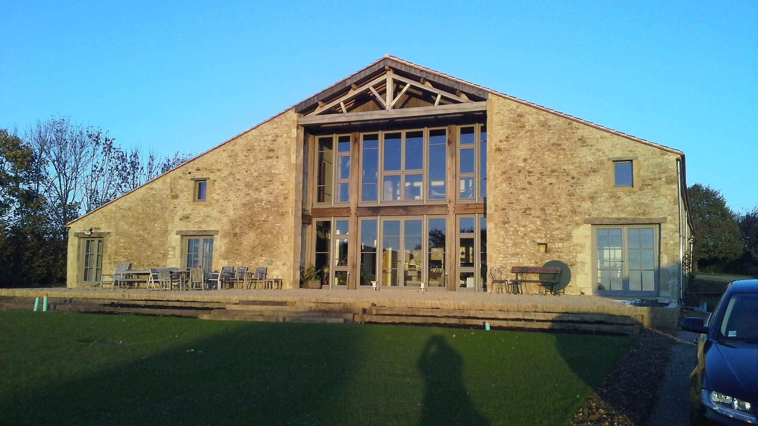 expert en rénovation de toiture de grange : redonnez vie et protection à votre bâtiment ancien avec des matériaux de qualité et un savoir-faire traditionnel.