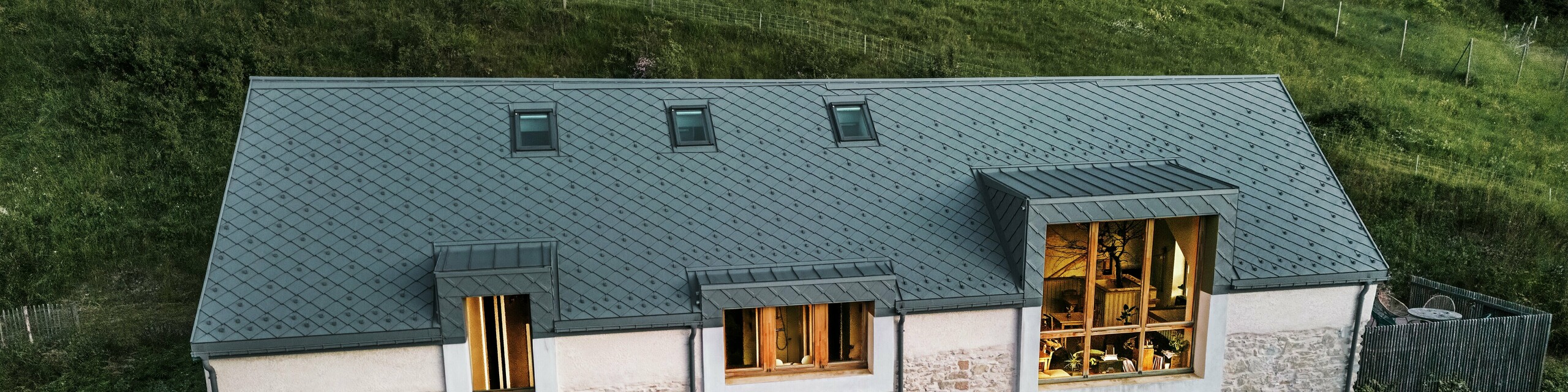 découvrez nos services professionnels de rénovation de toiture de grange pour protéger et valoriser votre bâtiment ancien avec des matériaux de qualité.