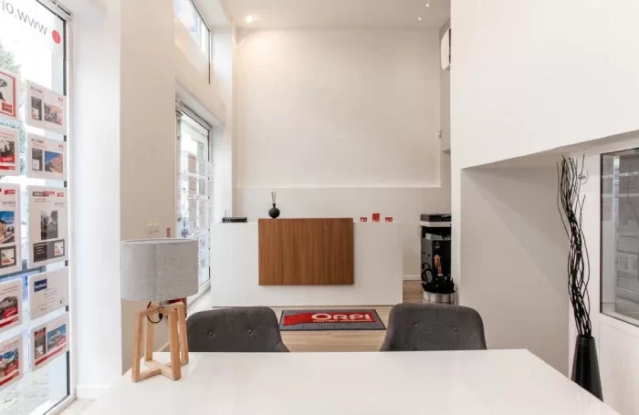 expert en rénovation totale de locaux commerciaux à paris et en île-de-france, nous transformons vos espaces professionnels pour allier modernité et fonctionnalité.