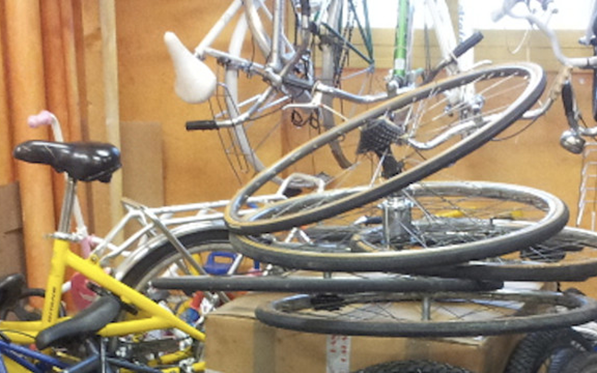 découvrez nos services de rénovation vélo à disneyland paris pour offrir à votre vélo un entretien et une remise à neuf de qualité, afin de profiter pleinement de vos balades dans le parc.