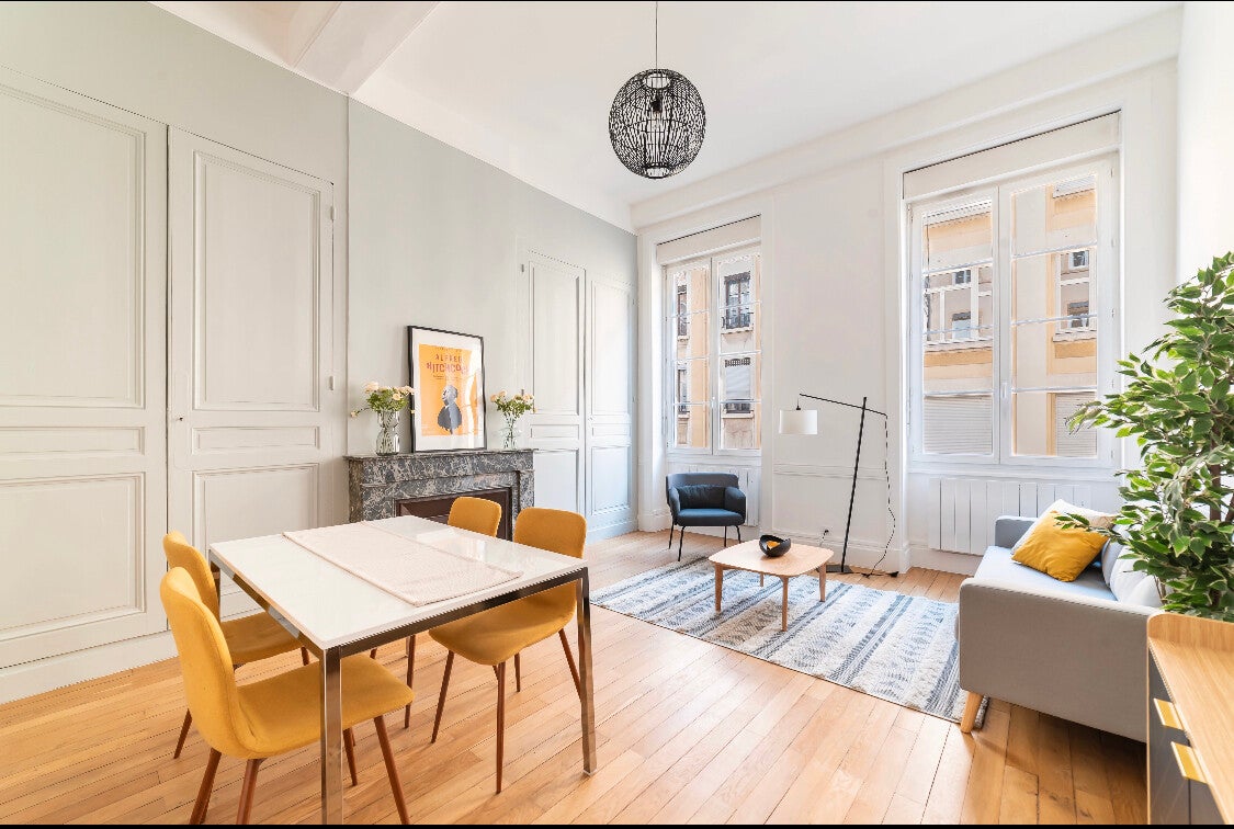 découvrez des espaces rénovés avec soin alliant modernité et confort pour un cadre de vie amélioré.