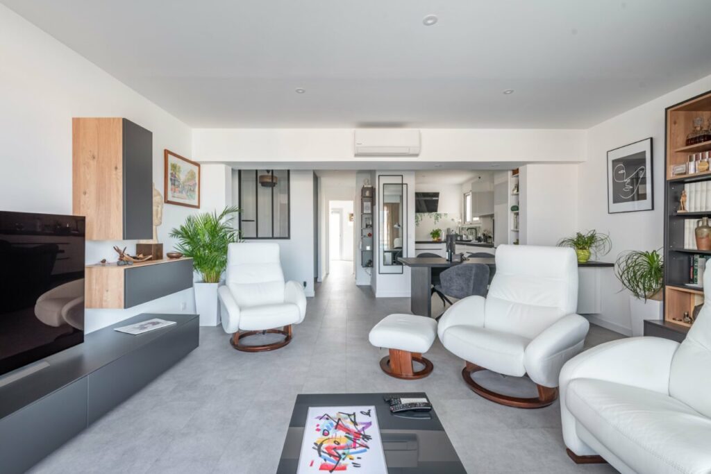 découvrez nos astuces pour rénover et optimiser la disposition d'un appartement de 100m2, alliant confort et style.