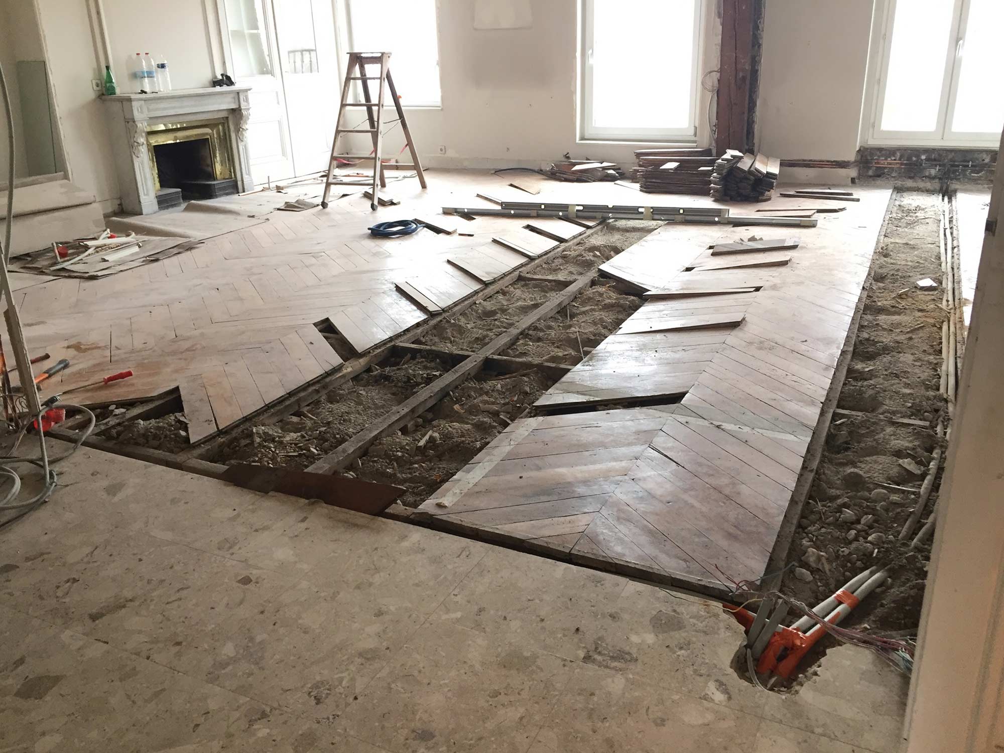 découvrez comment rénover un appartement haussmannien en alliant charme de l'ancien et modernité pour un intérieur élégant et confortable.