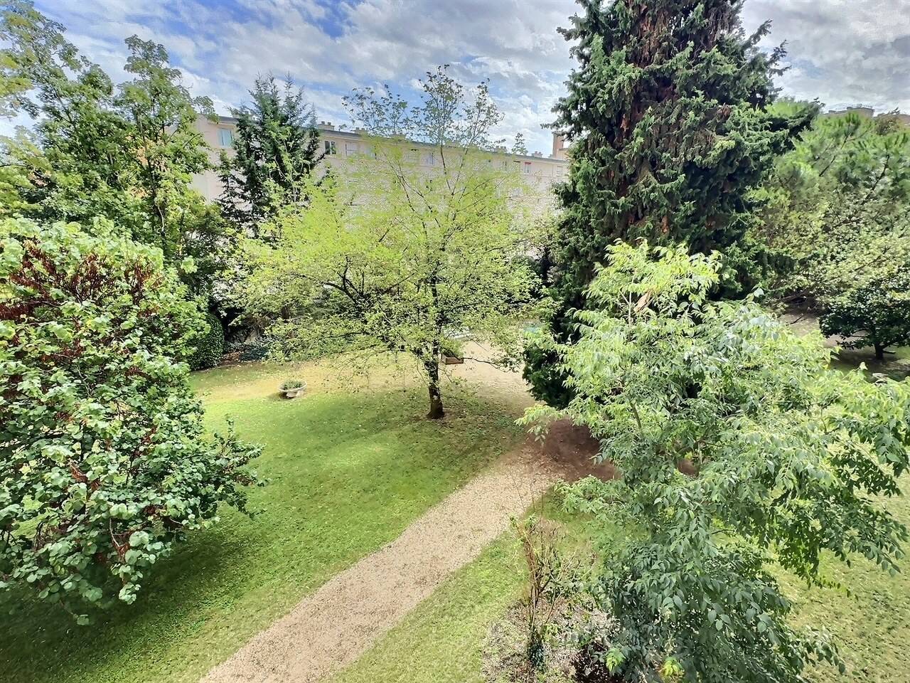 découvrez nos services professionnels pour rénover votre appartement à ivry-sur-seine. expertise, qualité et conseils personnalisés pour un intérieur moderne et fonctionnel.