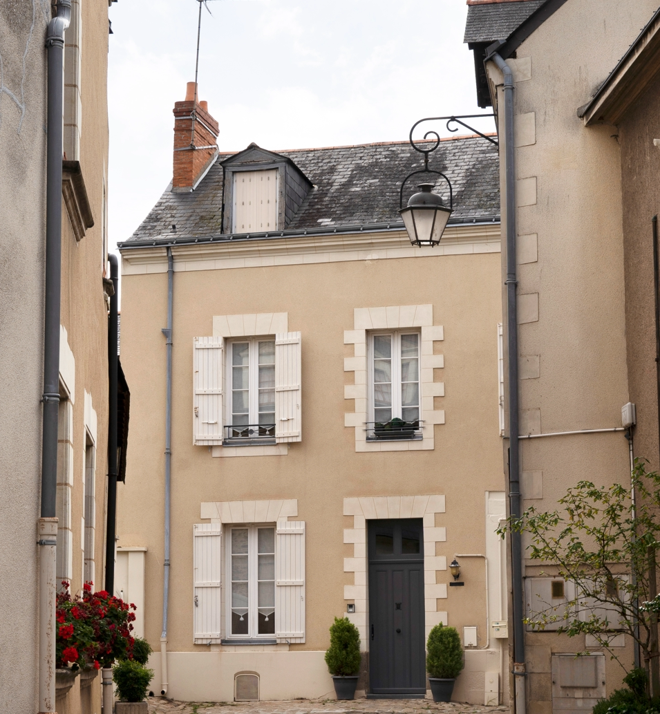 découvrez comment rénover un bâtiment ancien en optimisant les coûts tout en valorisant votre patrimoine grâce à des conseils d'experts et des solutions efficaces.