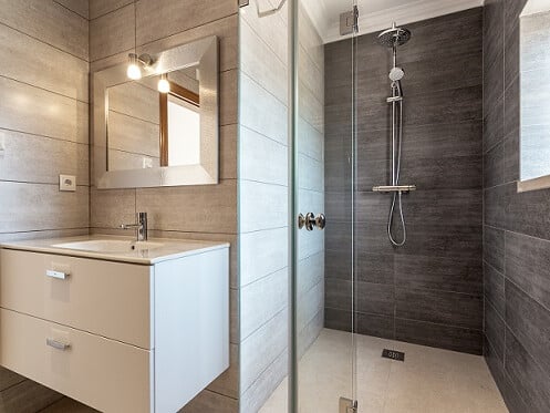 découvrez nos conseils et astuces pour rénover le carrelage de votre salle de bain facilement et avec style. transformez votre espace en un lieu moderne et élégant.