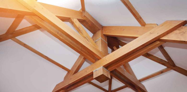 spécialistes à vincennes pour rénover votre charpente et rehausser vos combles, améliorant ainsi l'espace et la structure de votre maison avec expertise et qualité.