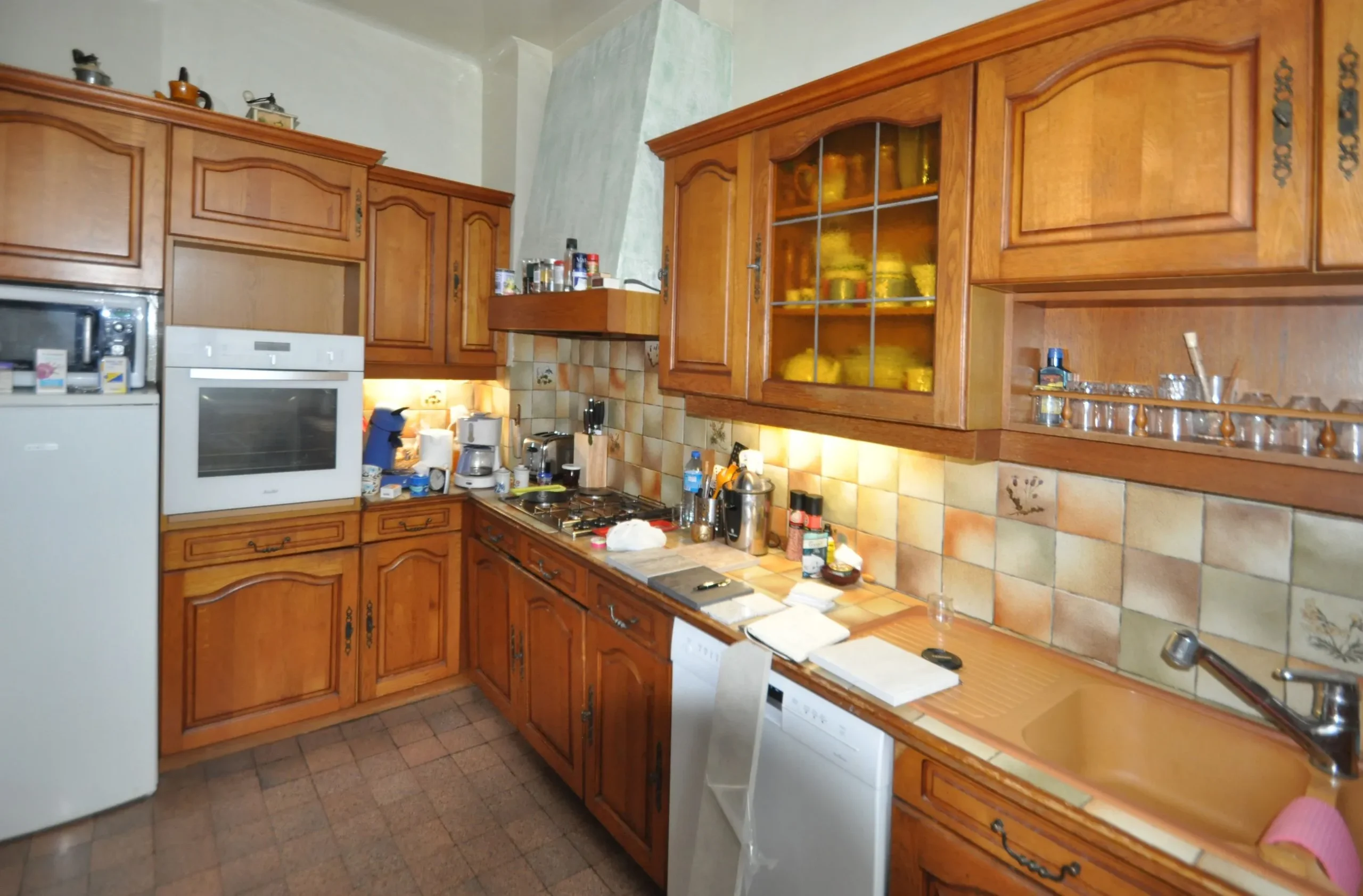 découvrez nos conseils pratiques pour rénover une cuisine en bois ancienne et lui redonner charme et modernité tout en préservant son authenticité.