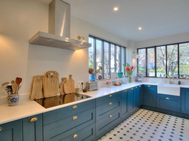 découvrez des conseils pratiques pour rénover votre cuisine efficacement, alliant style et fonctionnalité pour un espace moderne et convivial.