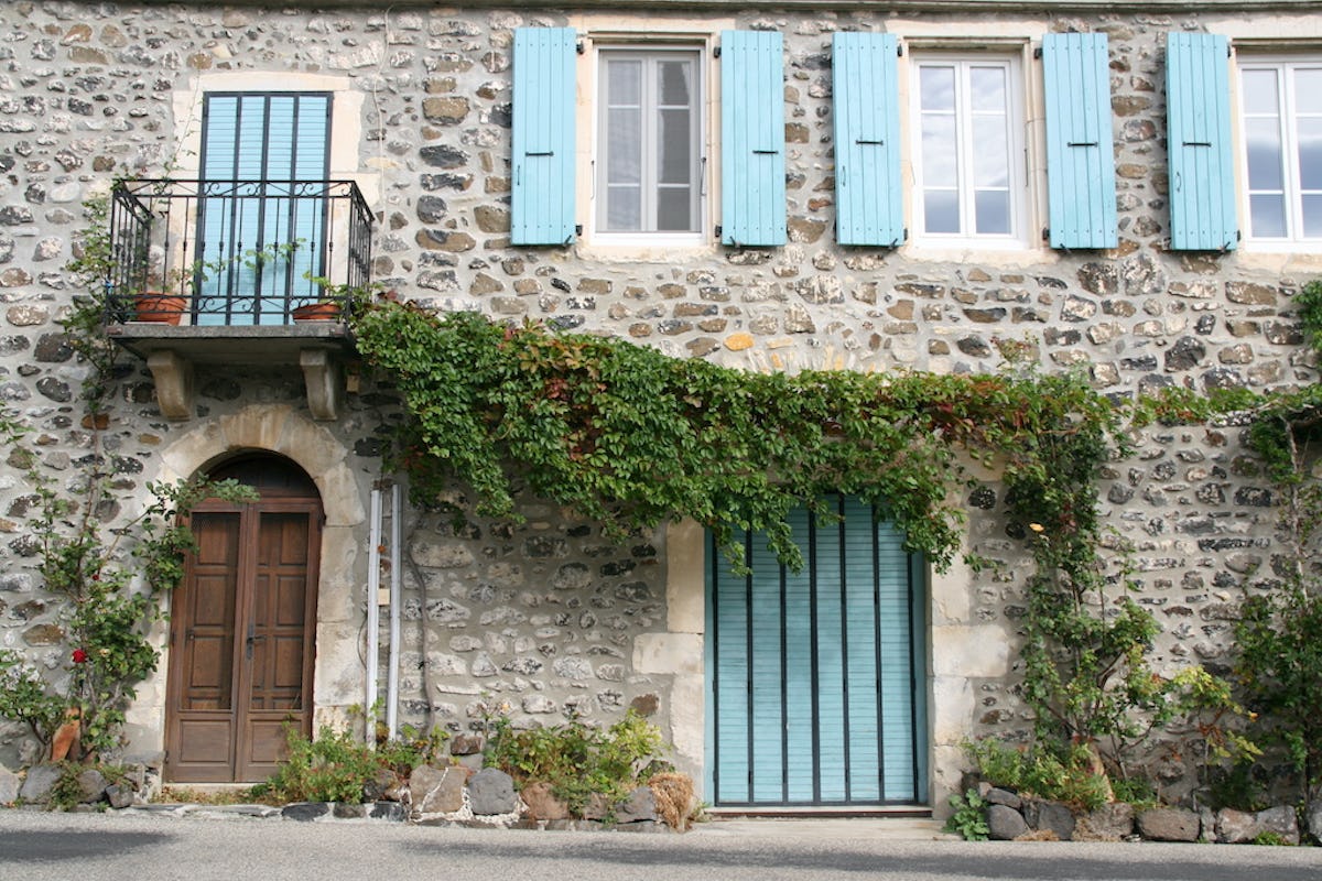 découvrez nos conseils pratiques et astuces pour rénover une maison ancienne, alliant charme d'antan et confort moderne.