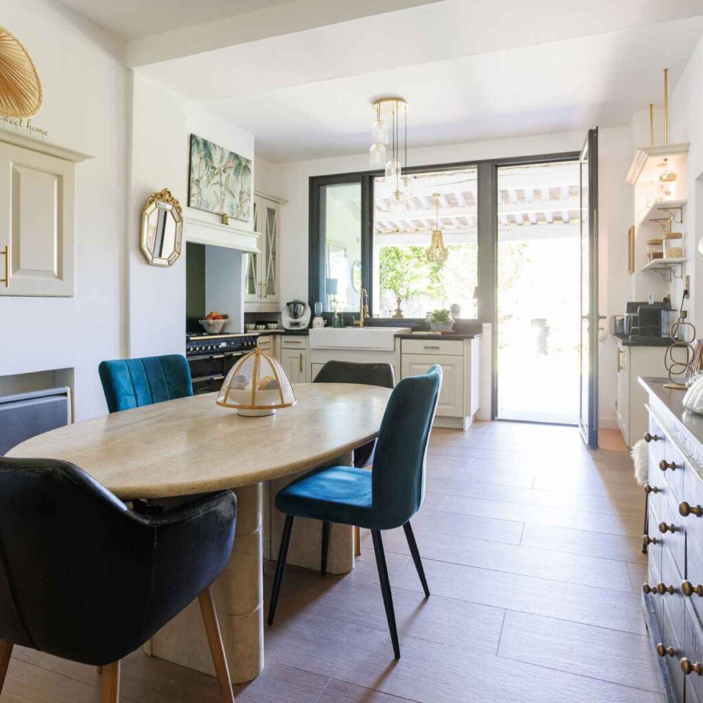 découvrez nos conseils d'experts pour rénover une maison en pierre avec succès, alliant charme traditionnel et confort moderne.