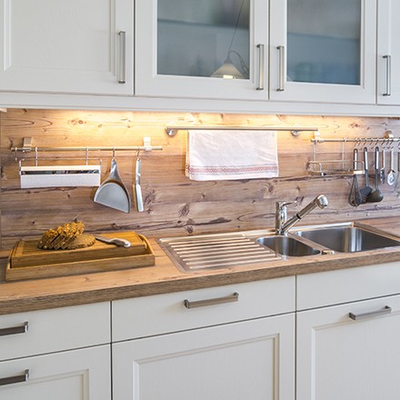 découvrez nos conseils pratiques pour rénover un meuble de cuisine en bois et lui redonner beauté et fonctionnalité.