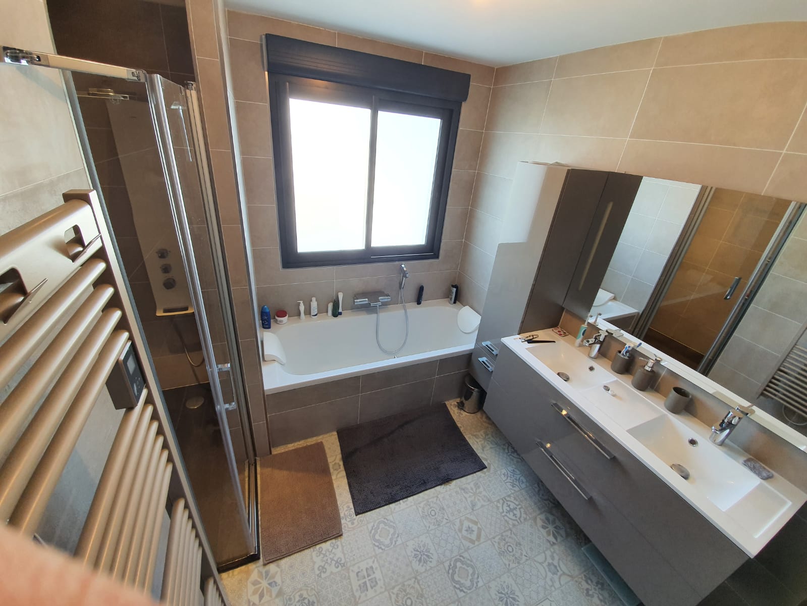 découvrez nos conseils pratiques pour rénover un parquet dans votre salle de bain, alliant esthétique et résistance à l'humidité.