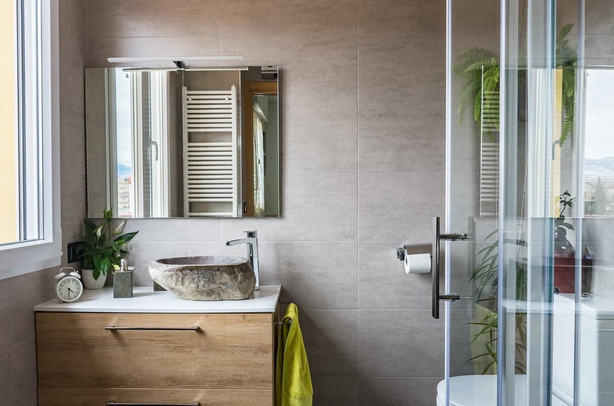 découvrez des astuces pratiques pour rénover une petite salle de bain et optimiser chaque espace afin de créer une pièce à la fois fonctionnelle et esthétique.