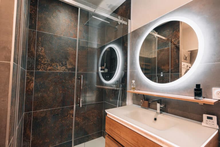 découvrez nos services experts pour rénover votre salle de bain à sucy-en-brie. transformez votre espace avec des solutions modernes et personnalisées, adaptées à vos besoins et à votre budget.