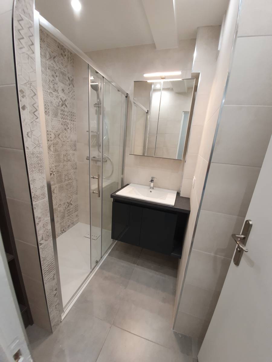 confiez la rénovation de votre salle de bain à un entrepreneur expert pour un résultat sur-mesure, alliant qualité et élégance.