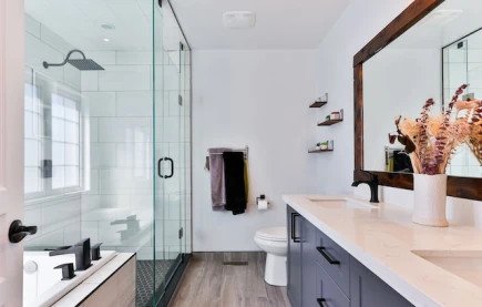 découvrez nos conseils pratiques pour rénover votre salle de bain facilement et à moindre coût, afin de créer un espace moderne et fonctionnel.