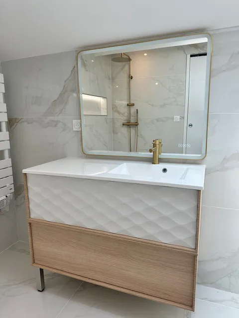 découvrez nos services professionnels pour rénover votre salle de bains à villeneuve-le-roi en 2025. qualité, modernité et confort au rendez-vous pour un espace personnalisé.