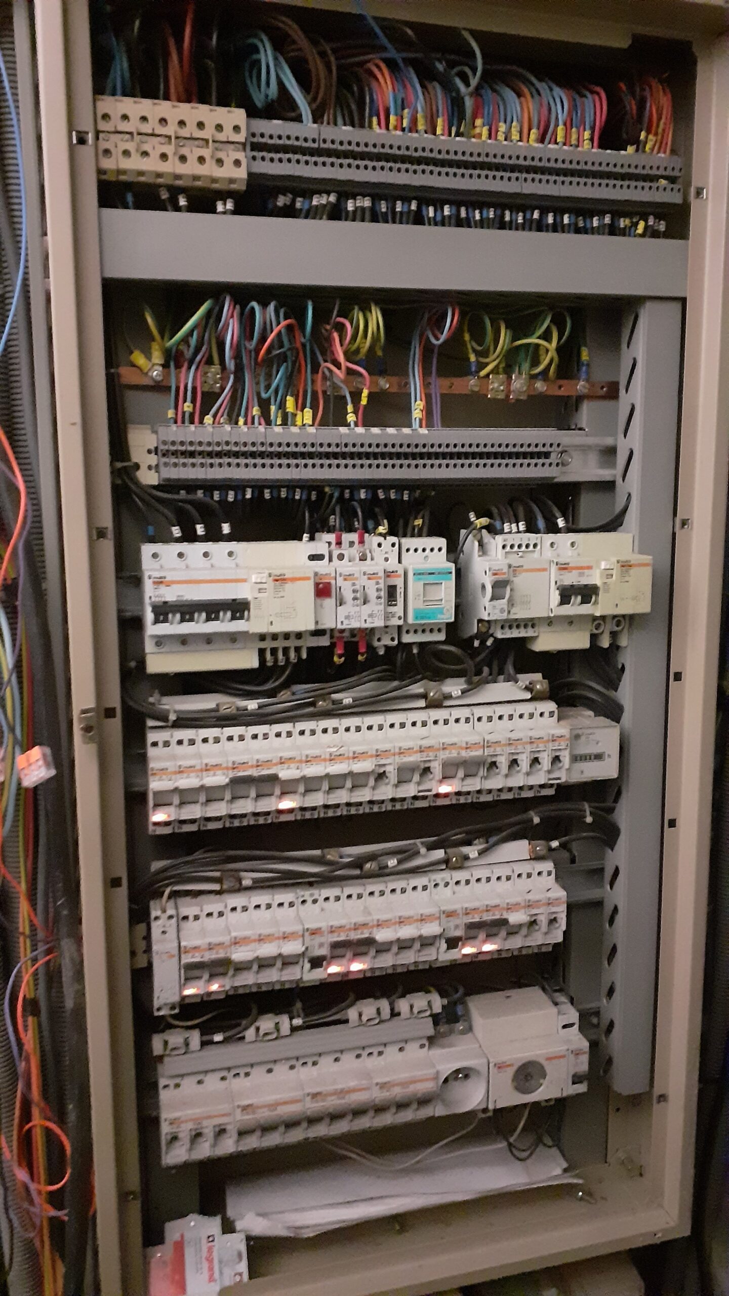 découvrez comment rénover votre tableau électrique en toute sécurité avec nos conseils pratiques et nos astuces pour une installation conforme aux normes.