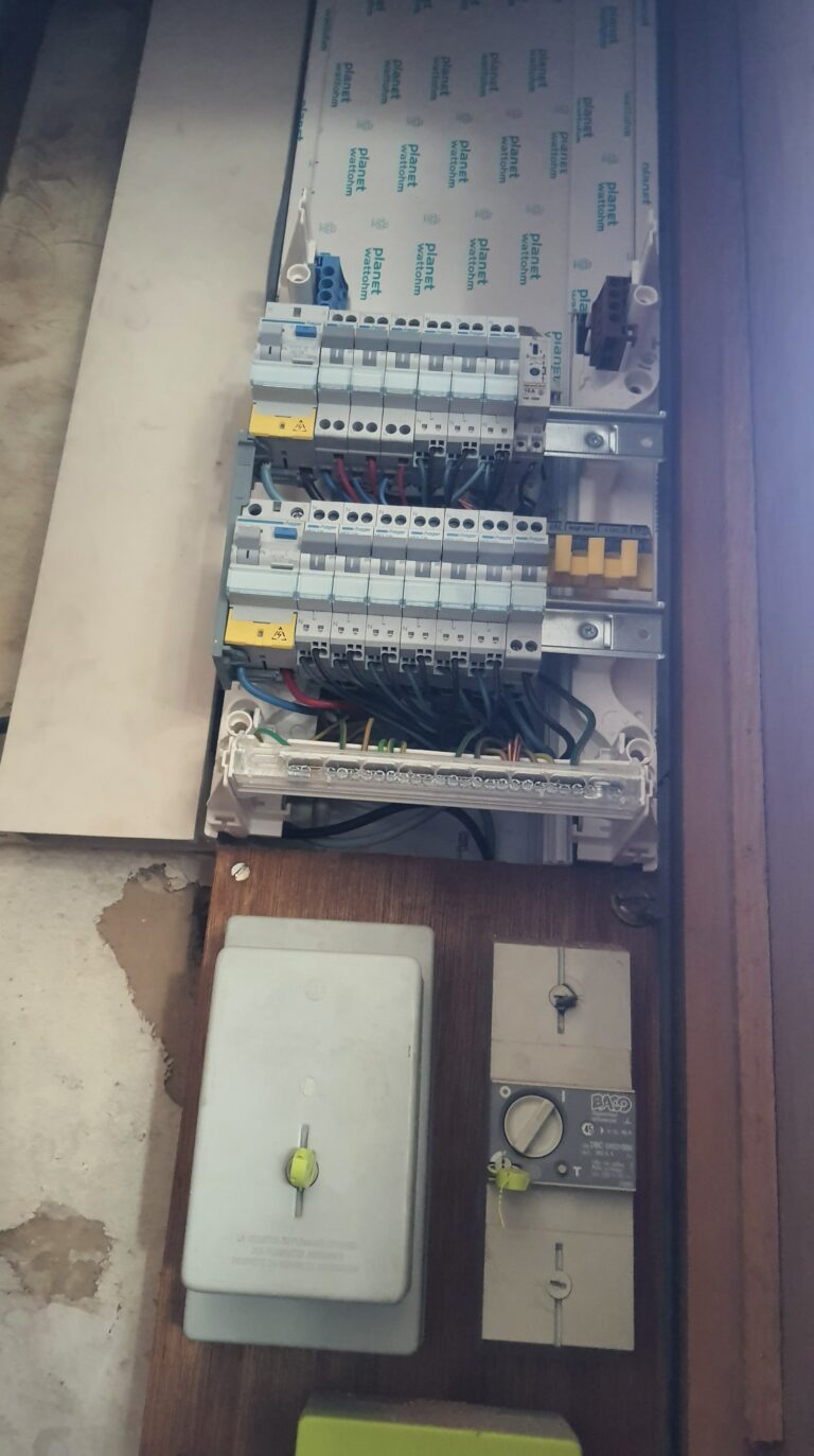 découvrez nos conseils et solutions pour rénover votre tableau électrique en toute sécurité et conformité. améliorez l'efficacité et la sécurité de votre installation électrique.