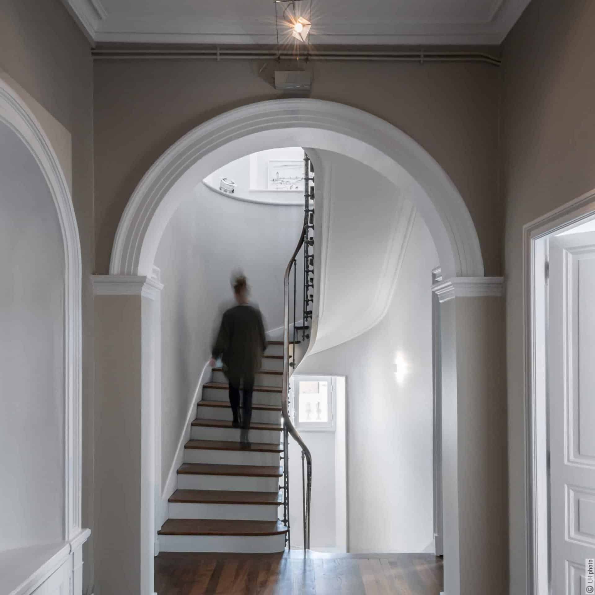 renovez la cage descalier pour valoriser votre immeuble 1 découvrez comment rénover la cage d’escalier peut valoriser votre immeuble en améliorant son esthétique, sa sécurité et son confort. conseils et astuces pour un projet réussi.
