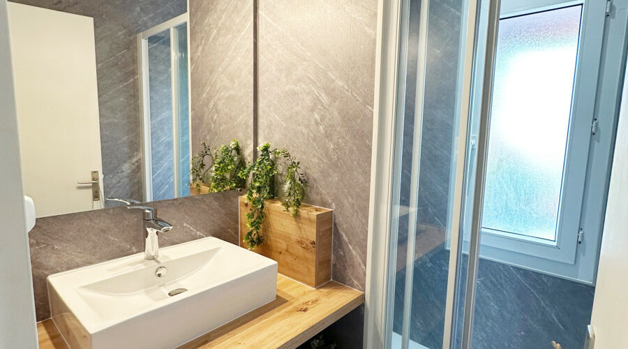 transformez votre salle de bain en un havre de bien-être grâce à nos conseils de rénovation alliant confort, design et fonctionnalité.
