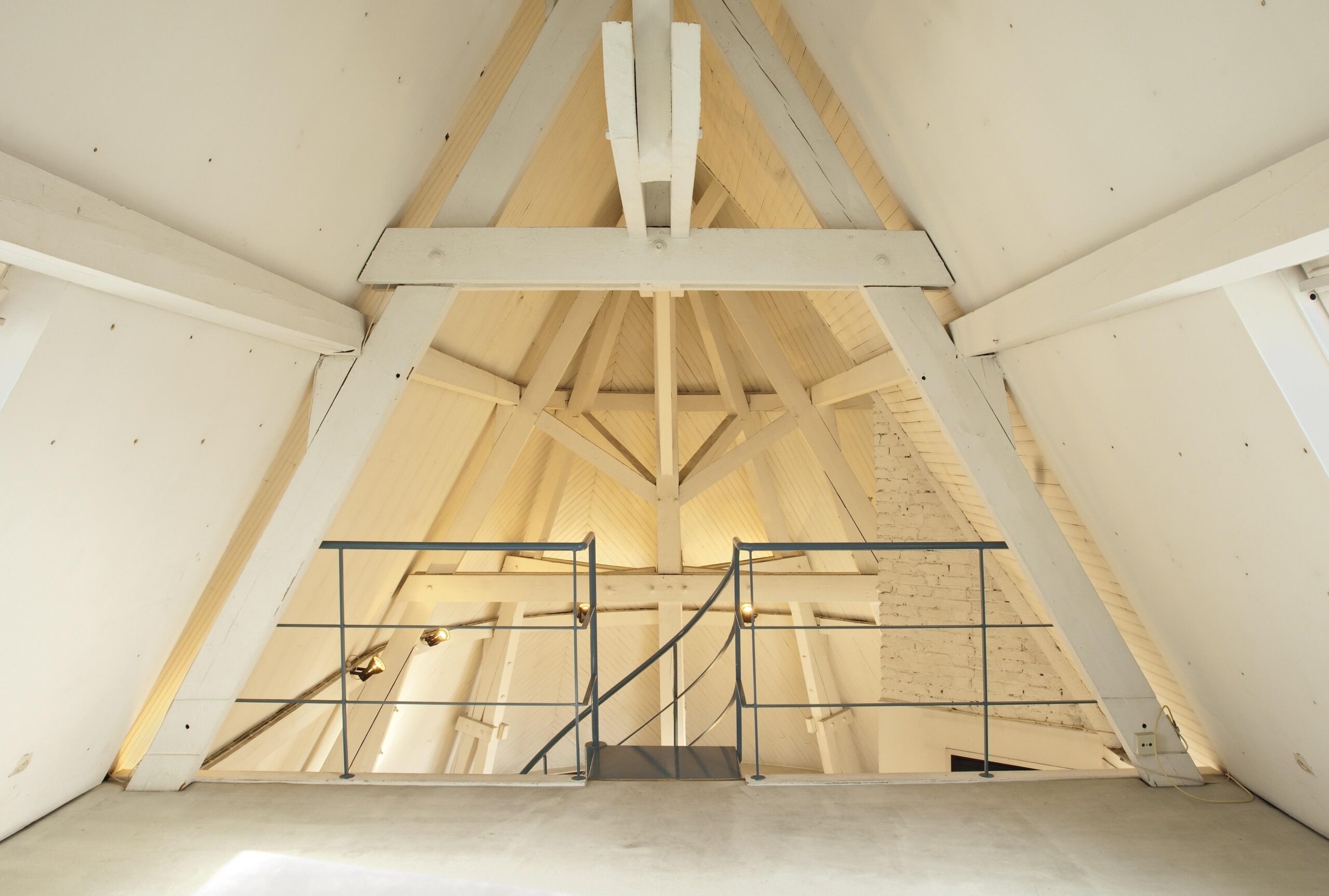 transformez vos combles en un espace de vie agréable avec nos solutions de rénovation sur mesure. optimisez votre confort et augmentez la valeur de votre maison dès aujourd'hui !