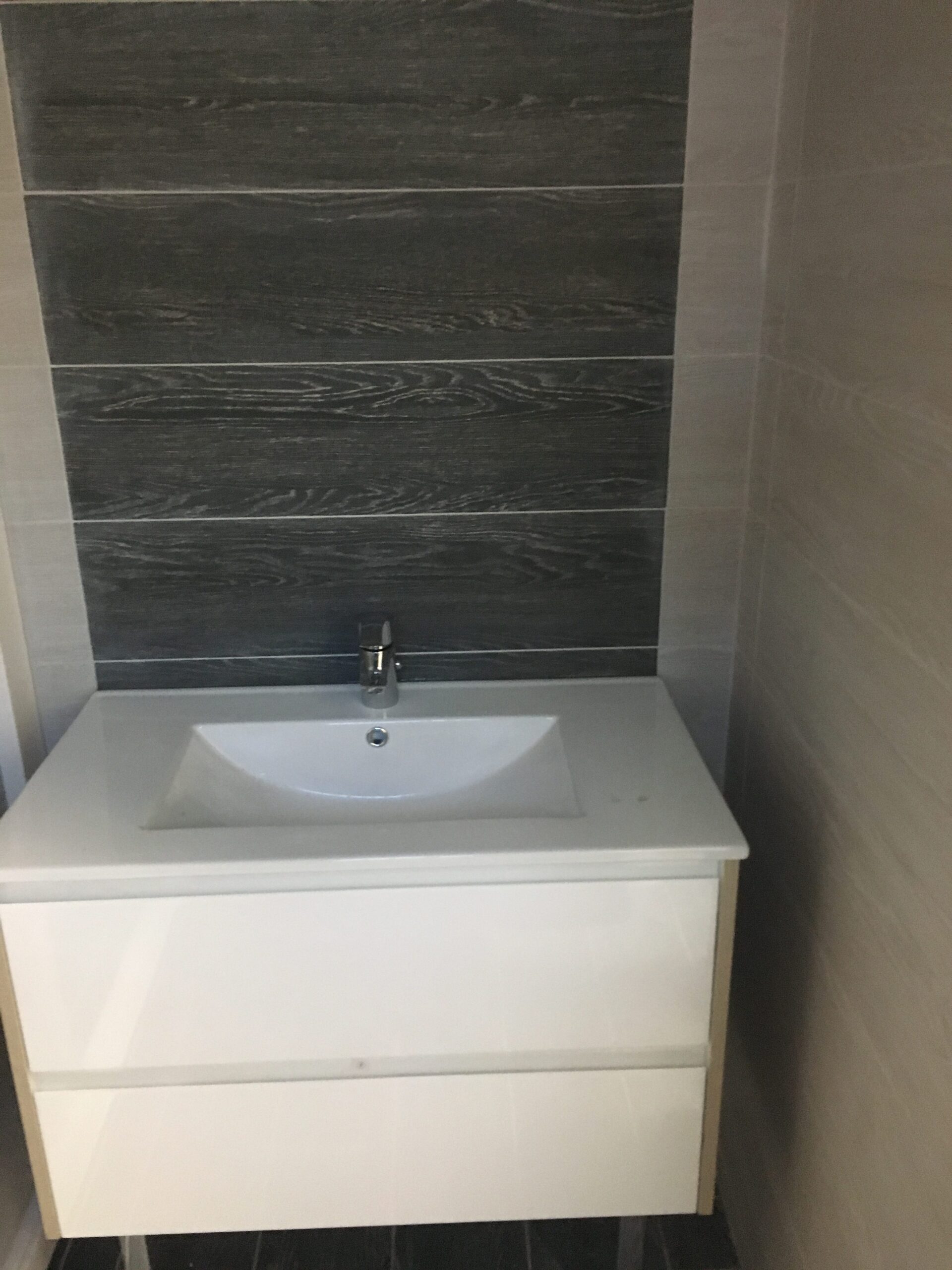 découvrez nos conseils et solutions pour rénover votre salle de bain avec style et fonctionnalité. transformez votre espace en un lieu moderne et confortable.