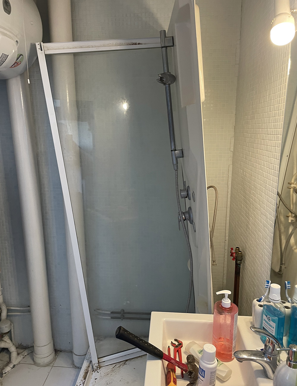 transformez votre salle de bain à mondreville avec notre service de rénovation expert. qualité, design et confort au rendez-vous pour un espace moderne et agréable.