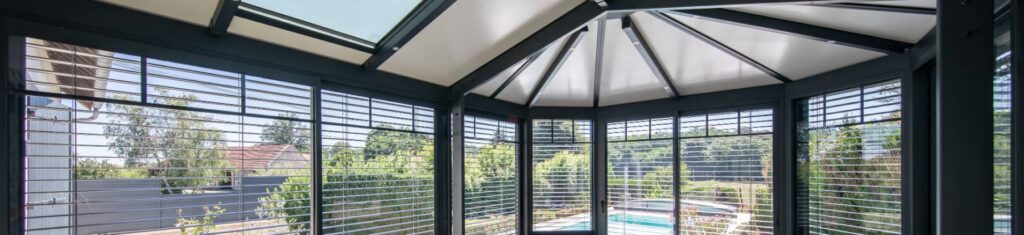 service professionnel de réparation et de pose de toits en polycarbonate pour vérandas, garantissant durabilité et esthétique.
