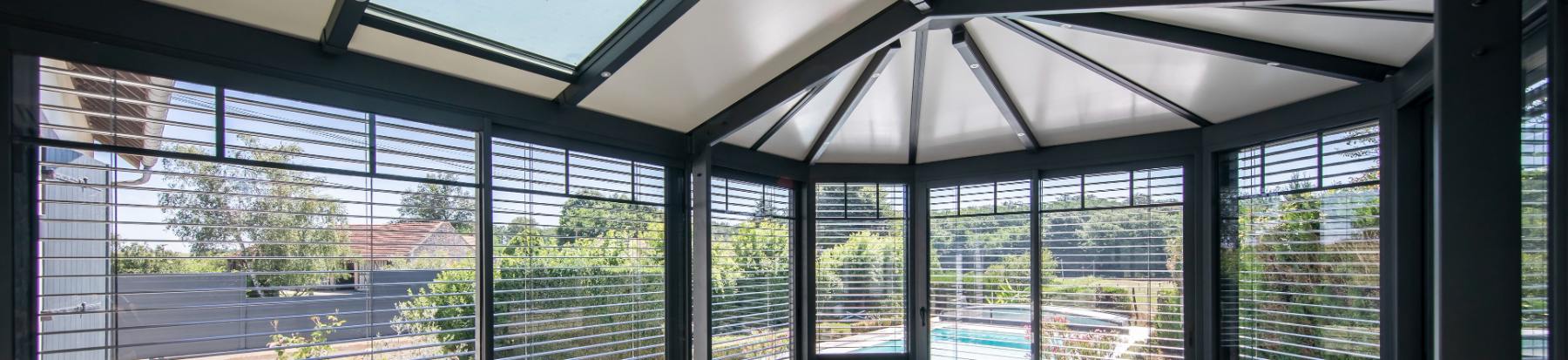 service professionnel de réparation et de pose de toits en polycarbonate pour vérandas, garantissant durabilité et esthétique.