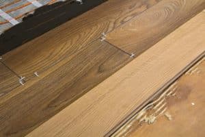 service professionnel de réparation de parquet pour restaurer la beauté et la durabilité de vos sols en bois.